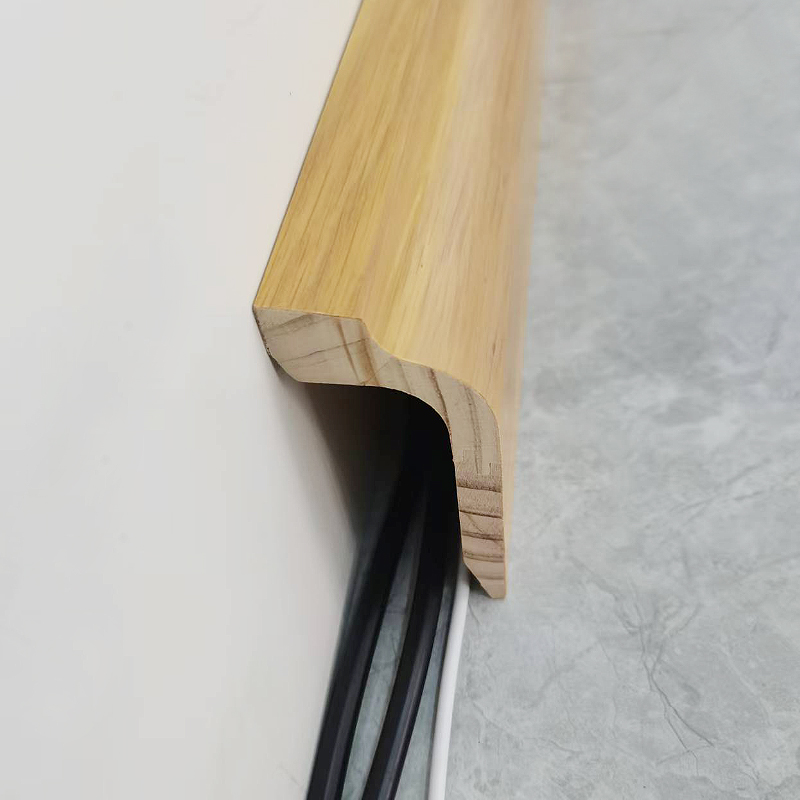 Mäntyjalkalista (kääritty valkoisella tammiviilulla + maalilla) - tammen väri 1 3/5'x3 5/9'