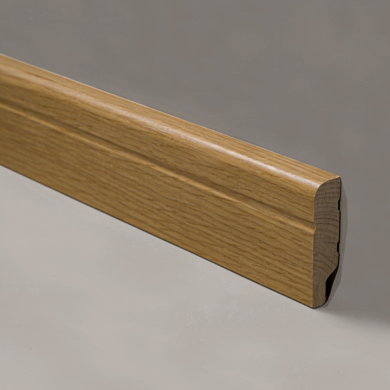 Massiivipuujalkalista (kääritty valkoisella tammiviilulla + maalilla) - Natural Oak Color 1/2' x 2 3/8'